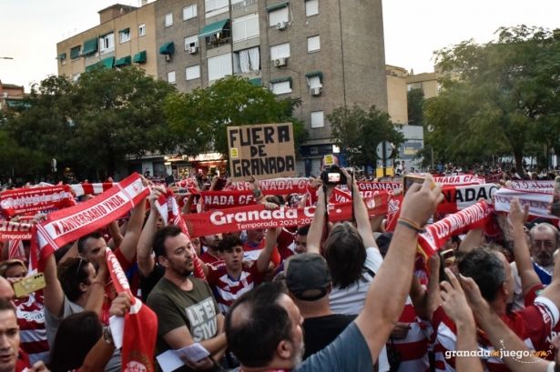 Unión Granadinista sigue protestando ante la situación del club (J.M. BALDOMERO)