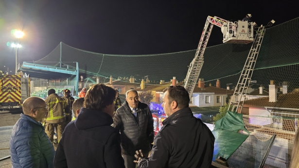 El alcalde de Huétor Vega visitando la zona afectada por el derrumbe (AYTO. HUÉTOR VEGA)