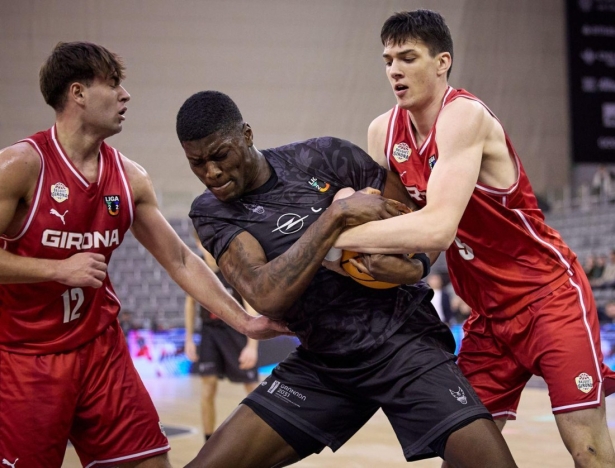 Los rojinegros no cortan su mala racha (COVIRAN GRANADA)