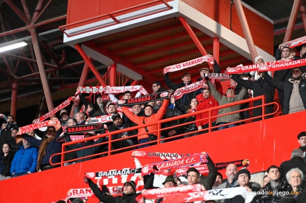 La afición del Granada, en pie de guerra (J.M. BALDOMERO)