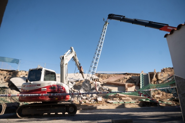 Derrumbe de un muro en el Polideportivo Municipal Las Viñas (GPMEDIA) Derrumbe de un muro en el Polideportivo Municipal Las Viñas (GPMEDIA)