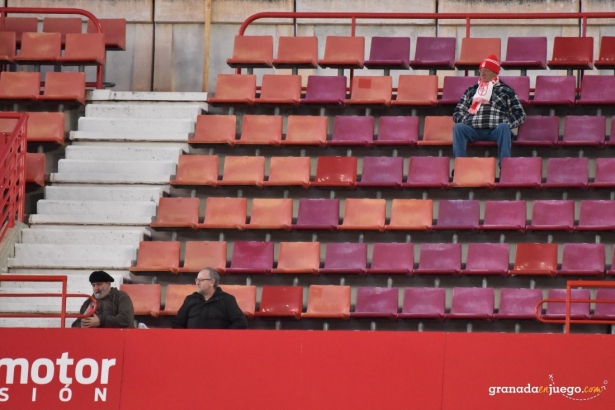 Las gradas estuvieron medio vacías (J.M. BALDOMERO) Las gradas estuvieron medio vacías (J.M. BALDOMERO)