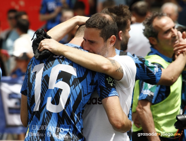 Leo Samaja consuela a un jugador del Purullena a la conclusión del partido ante el Guadix del playoff (J. PALMA)