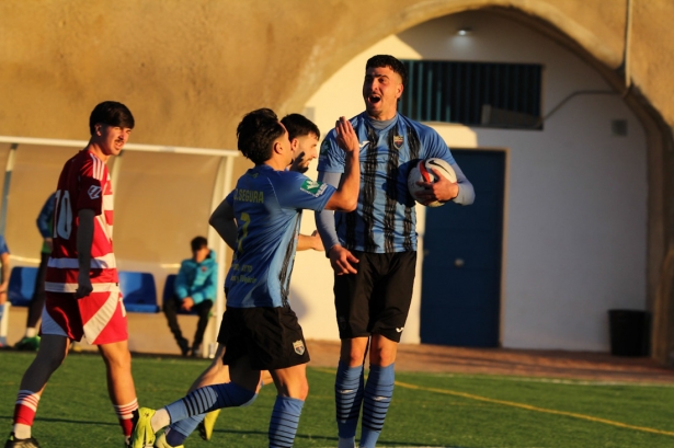 Isma Prieto celebra su gol al Granada CF C (LOREN TOMÁS)
