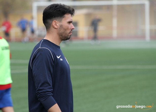 Jero , entrenador del Atlético La Zubia (J. PALMA)