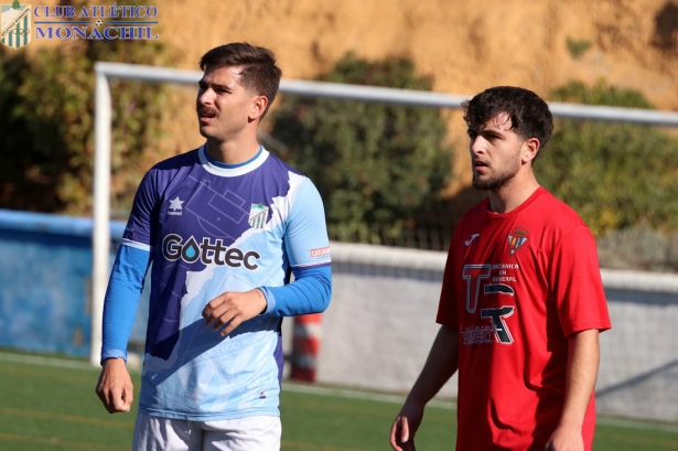 Marinetto le marcó dos goles al Salar CF (MANU LÓPEZ/ATLÉTICO MONACHIL)
