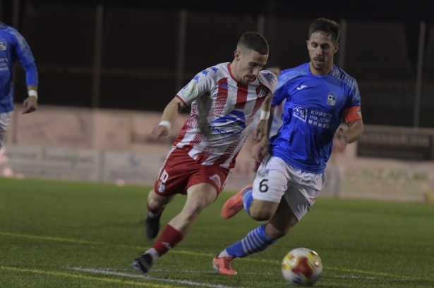 Adri Osorio avanza con el balón (GPMEDIA)