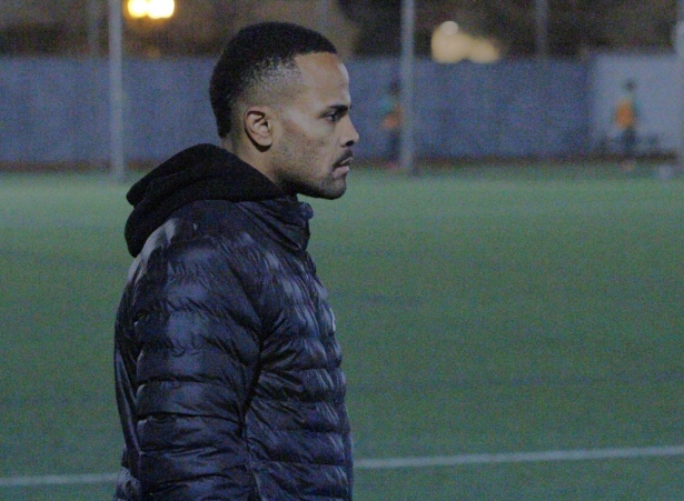 Johan Durán, entrenador del Atarfe Industrial, en el partido ante el Purullena CF (J. PALMA)