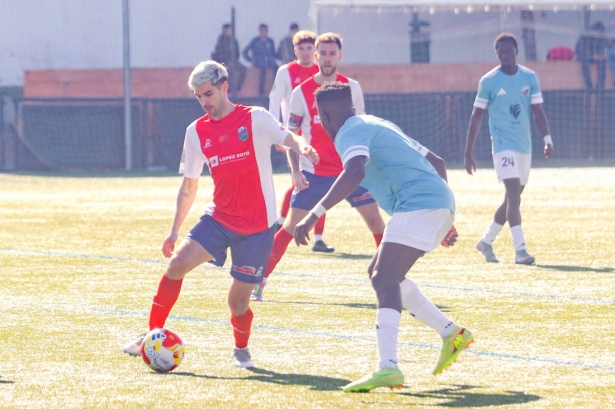 Peso protege el balón (GPMEDIA)