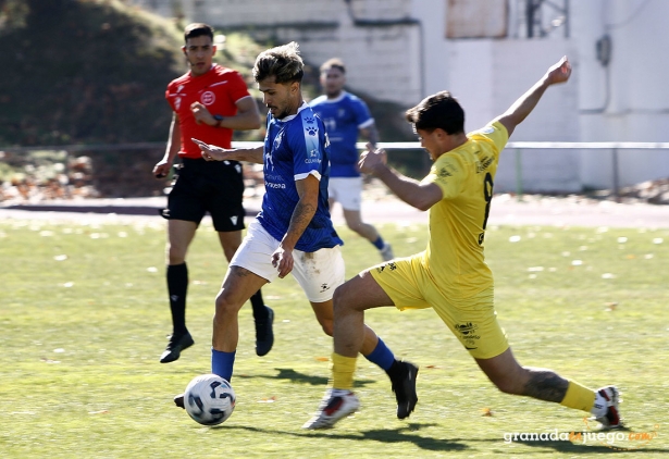Castillo salva la entrada de un jugador del Benalgalbón (J. PALMA)