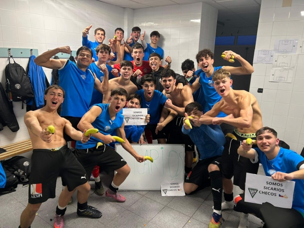 El Alhendín CF celebra su triunfo en Torremolinos (CF ALHENDÍN)