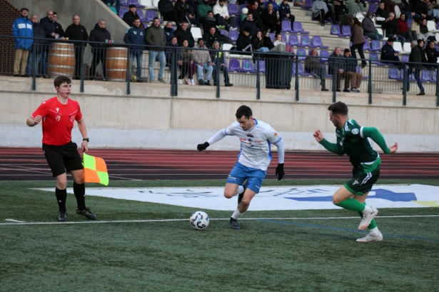 Sera avanza con el balón ante un jugador del Pizarra Atlético (MIGUEL JÁIMEZ)