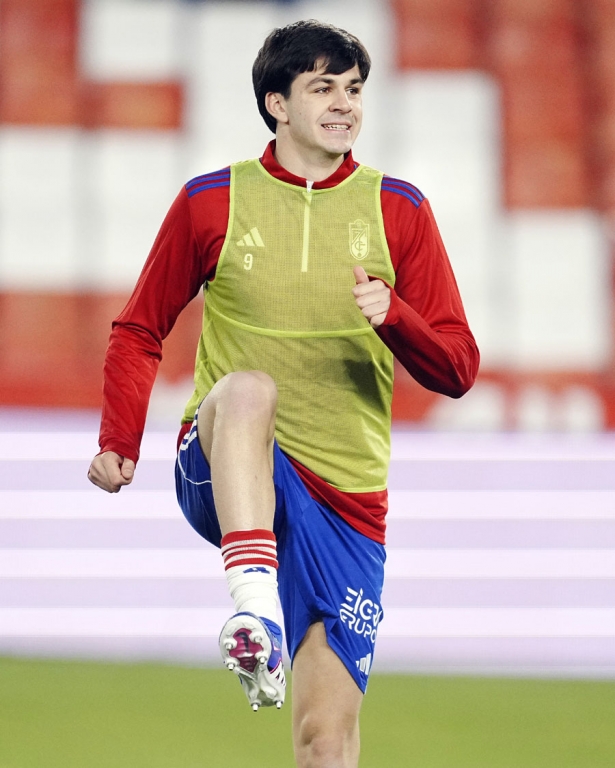 Gonzalo Petit, novedad en la alineación, en el calentamiento (GCF)