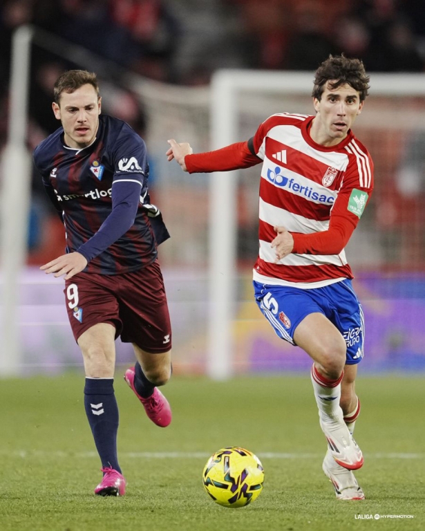 Manu Lama en una jugada del encuentro ante la SD Eibar (LALIGA)