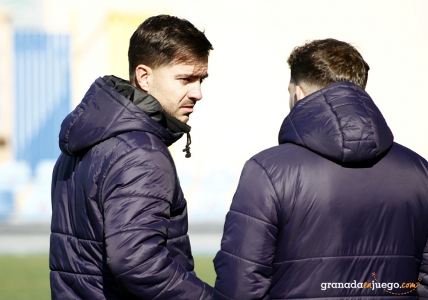 Julio Franco, entrenador del Vandalia de Peligros, dialoga con un miembro de su cuerpo técnico (J. PALMA)