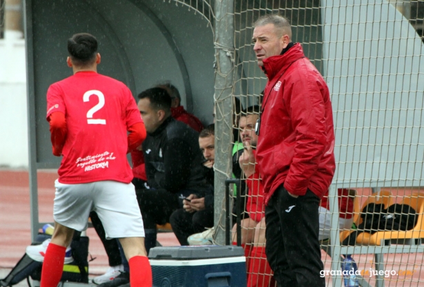 Manuel Montañés, entrenador del Águilas de Zujáira, durante un partido (J. PALMA)