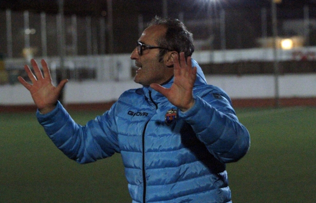 Praena, entrenador del Purullena CF, dando instrucciones en el partido jugado en Atarfe (J. PALMA)