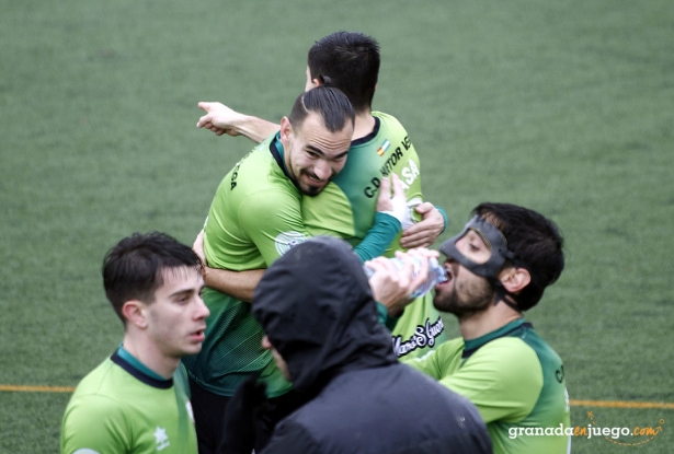 Joan Grasa es felicitado por sus compañeros tras anotar el tercer tanto para el CD Huétor Vega (J. PALMA)