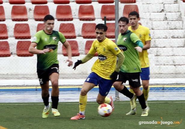 Borrego avanza con el balón (J. PALMA) Borrego avanza con el balón (J. PALMA)