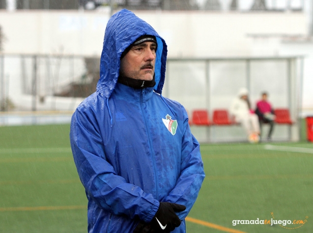 Manuel Moreno `Rizos`, entrenador del CD Huétor Vega, bajo la lluvía en el partido ante el CD Huétor Tájar (J. PALMA)