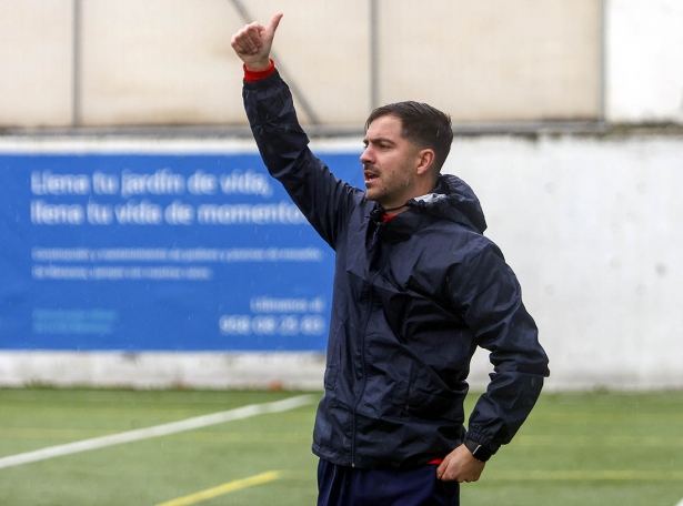Julio Franco, entrenador del Vandalia de Peligros, en el partido ante el Maracena B (GP MEDIA)