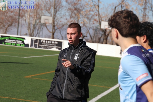 El entrenador del Atlético Monachil, Emilio García (MANU LOPEZ/ATLÉTICO MONACHIL)