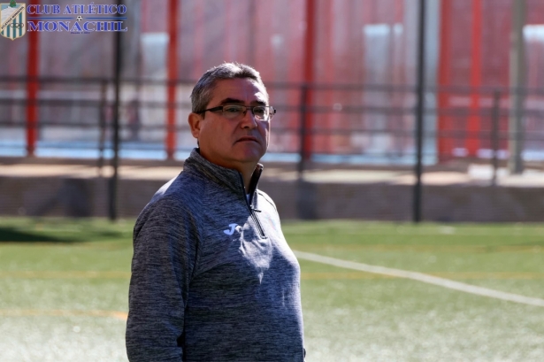 El entrenador del Salar CF, Miguel Ángel Fuster (MANU LÓPEZ/ATLÉTICO MONACHIL)
