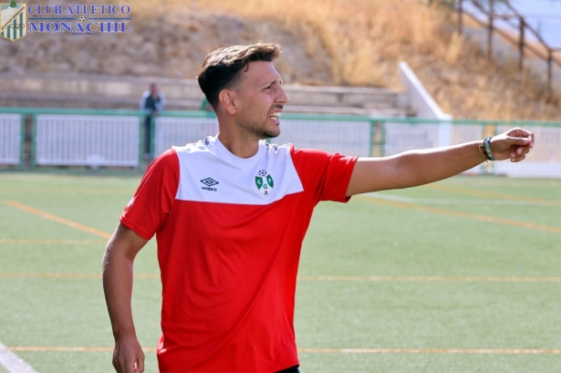 El.entremador del FC Gabias, Javi Urbano (MANU LÓPEZ/ATLÉTICO MONACHIL)