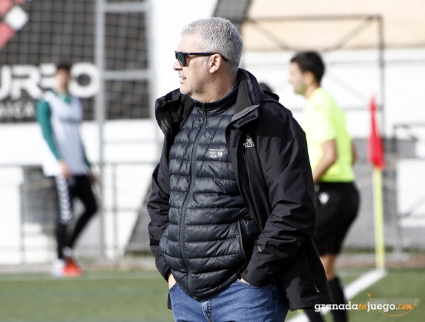 Joseba Aguado, exentrenador del At. Mancha Real, durante un partido (J. PALMA)