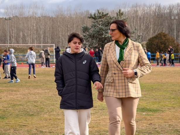 La delegada territorial de Desarrollo Educativo y FP, María José Martín Gómez, y la atleta granadina María Pérez (JUNTA DE ANDALUCÍA)