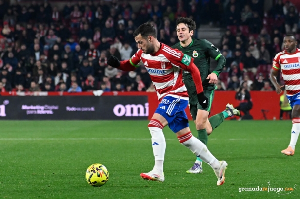 Arnáiz en un lance del partido (JOSÉ M. BALDOMERO)