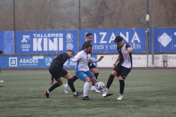 Javi del Moral pugna por el balón entre varios jugadores del Alhaurín de la Torre (MIGUEL JÁIMEZ)