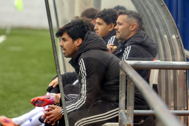 Adolfo Martínez, entrenador del Granada C, en el banquillo durante el encuentro ante el Vandalia de Peligros (GP MEDIA)