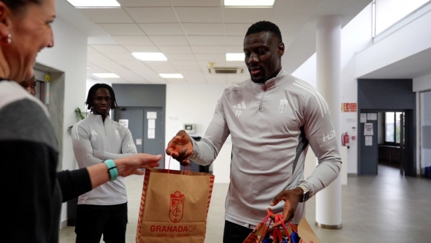 Los jugadores del Granada han hecho entrega de las equipaciones (GRANADA CF)