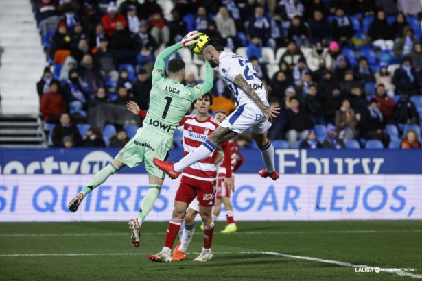 Manu Lama, al fondo, observa la pugna de Luca Zidane con el delantero Álex Millán (LALIGA)