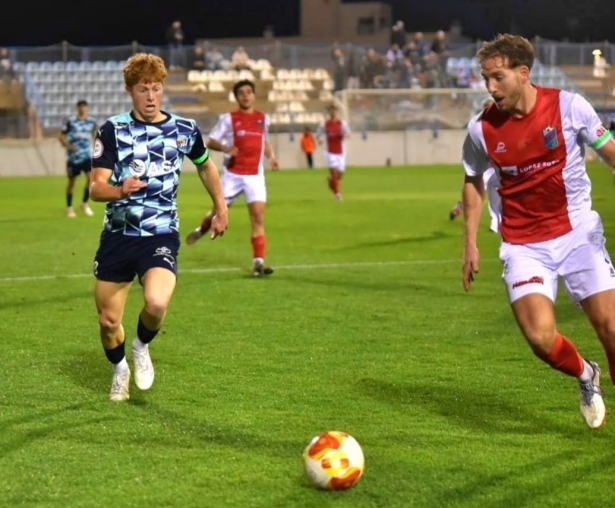 Cameron y Luis Torres buscan el balón (MUCHO DEPORTE)