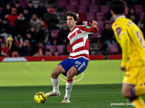 Manu Lama en una acción del encuentro ante el Real Valladolid (JOSÉ M. BALDOMERO)