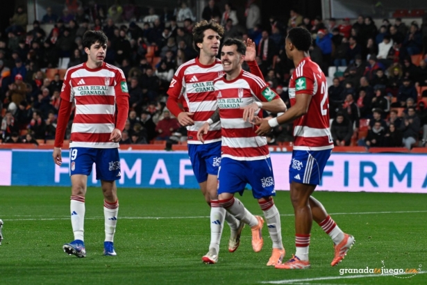 El Granada está defendiendo con efectividad su territorio (J.M. BALDOMERO)