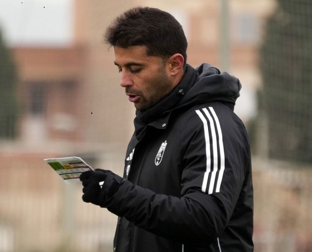 Luis Bueno, entrenador del Recreativo Granada (GCF)