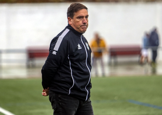 Miguel Ángel Crespo, entrenador del Cenes Crestanevada, durante un partido (GP MEDIA)