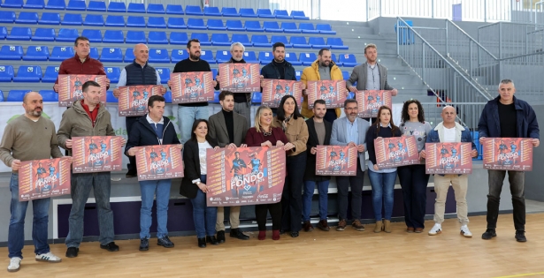Foto de familial del diputado de Deportes junto a los respresentantes de los ayuntamientos sede (GP MEDIA)
