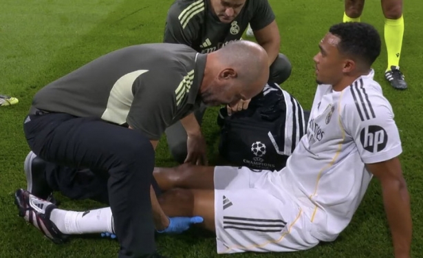 Manuel Arroyo asiste al jugador del Real Madrid Trent Alexander-Arnold (ESPN) Manuel Arroyo asiste al jugador del Real Madrid Trent Alexander-Arnold (ESPN)