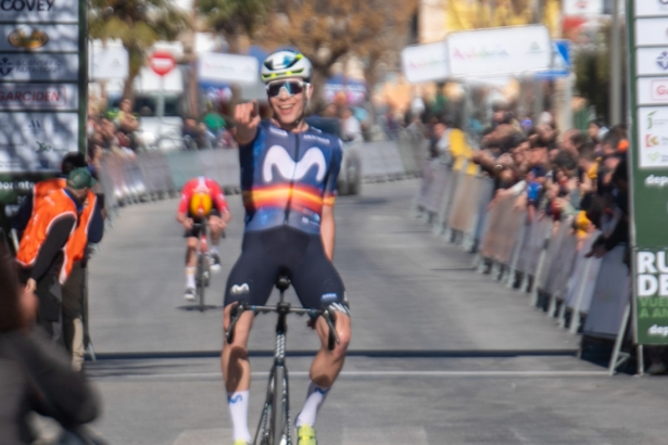 Iván Romeo entra victorioso en la meta de Otura (GPMEDIA)