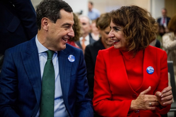 La vicepresidenta primera del Gobierno de España y ministra de Hacienda, María Jesús Montero, junto al presidente de la Junta de Andalucía, Juanma Moreno (JASPER JACOBS /EUROPA PRESS)