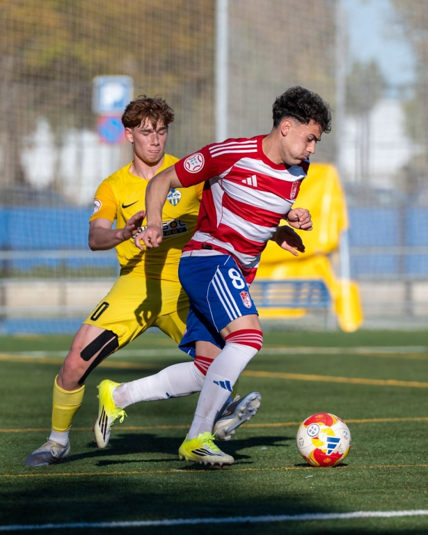 Manu Maza avanza con el balón (YOUSSEF B.)