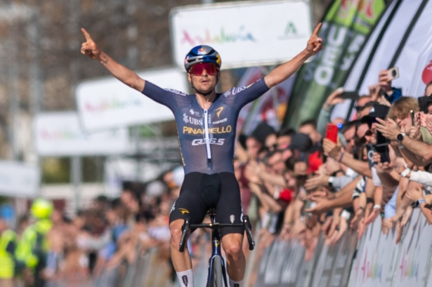 Tom Piddock entra victorioso en meta (GPMEDIA) Tom Piddock entra victorioso en meta (GPMEDIA)