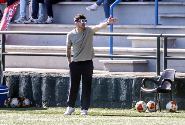 Leví Cantero, entrenador del Churriana CF, durante el partido ante el At. Mancha Real (GP MEDIA) Leví Cantero, entrenador del Churriana CF, durante el partido ante el At. Mancha Real (GP MEDIA)