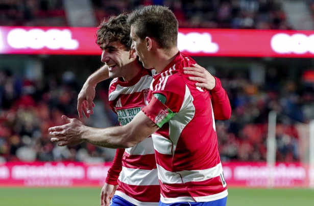 Rubén Alcaraz habla con Pedro Alemañ en el partido ante el Real Valladolid (GP MEDIA) Rubén Alcaraz habla con Pedro Alemañ en el partido ante el Real Valladolid (GP MEDIA)