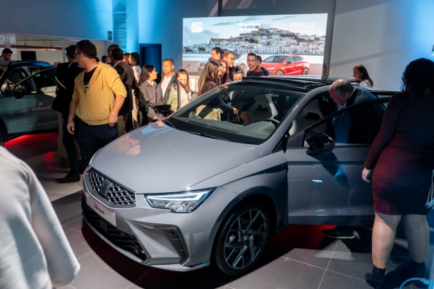 Momento en el que los asistentes a la presentación pueden ver de cerca los nuevos modelos