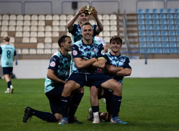 Antonio López homenajeado por sus compañeros (CF MOTRIL)
